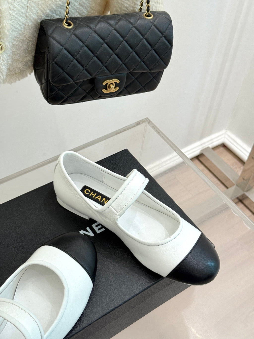 CHANEL FLAT SHOES IN BLACK AND WHITE LAMBSKIN GOLD HARDWARE