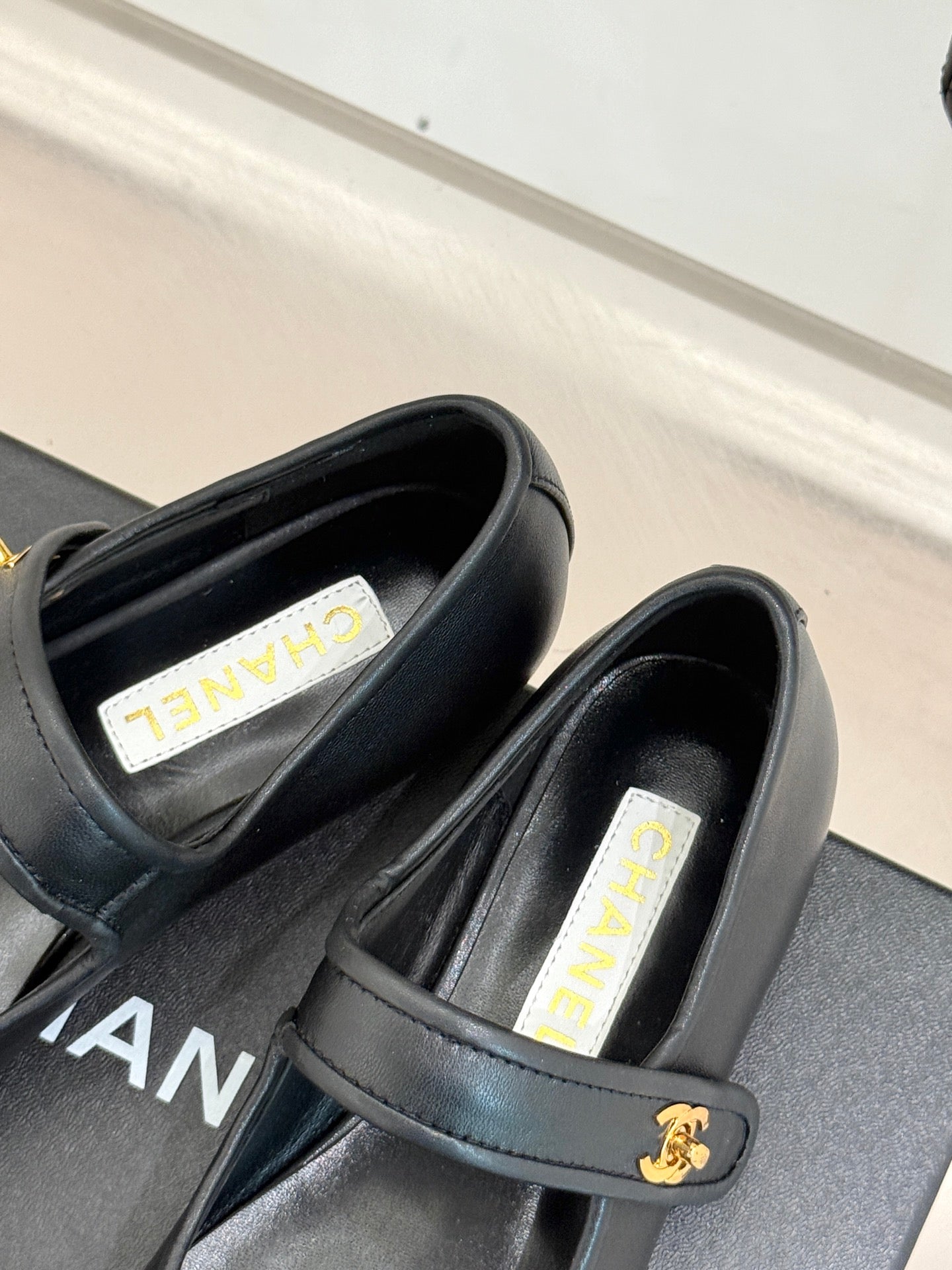 CHANEL FLAT SHOES IN BLACK LAMBSKIN GOLD HARDWARE
