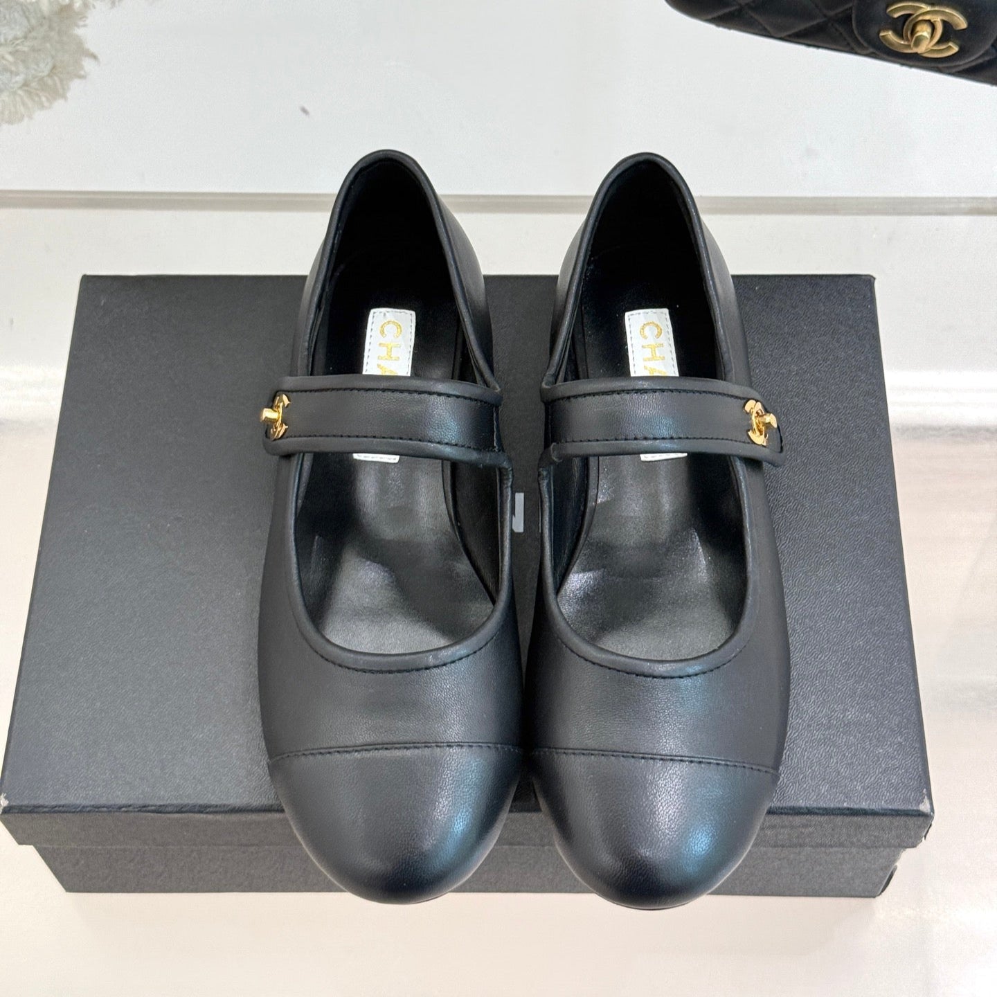 CHANEL FLAT SHOES IN BLACK LAMBSKIN GOLD HARDWARE