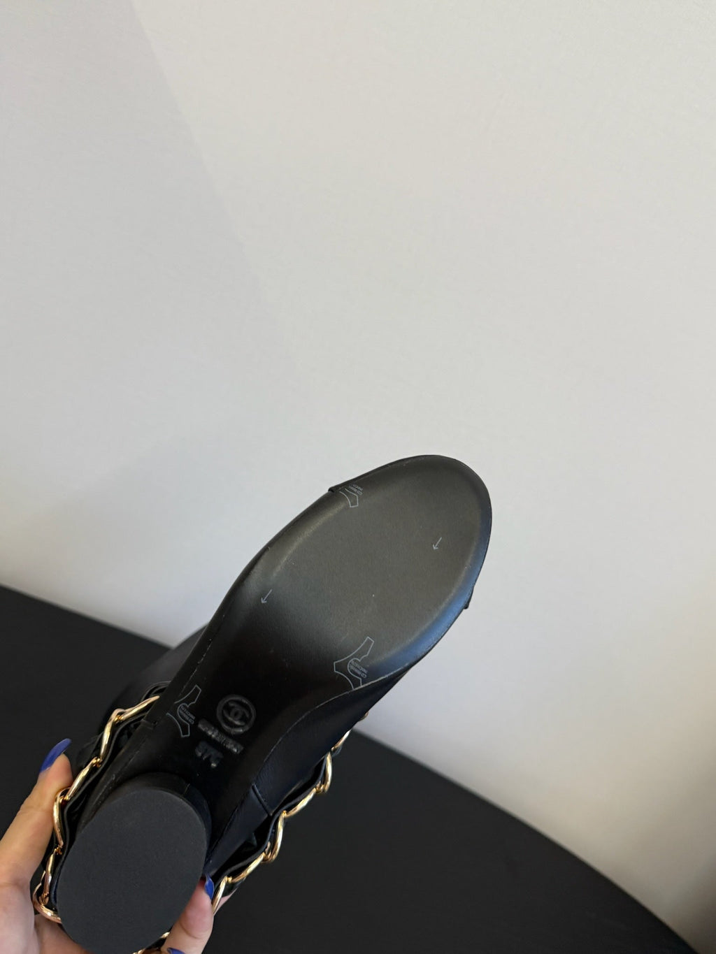 CHANEL BOOTS IN BLACK CALFSKIN WITH CHAIN
