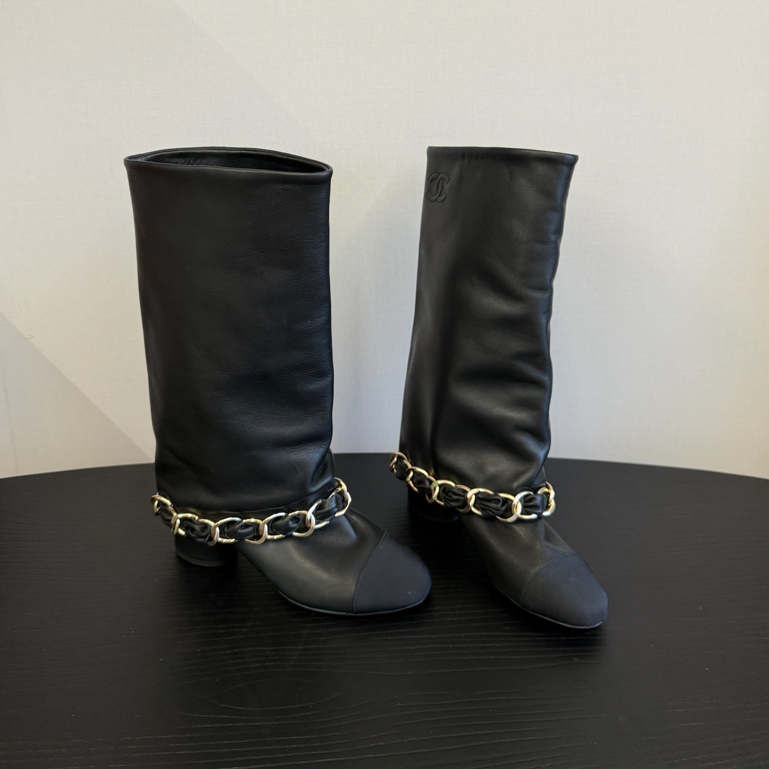 CHANEL BOOTS IN BLACK CALFSKIN WITH CHAIN