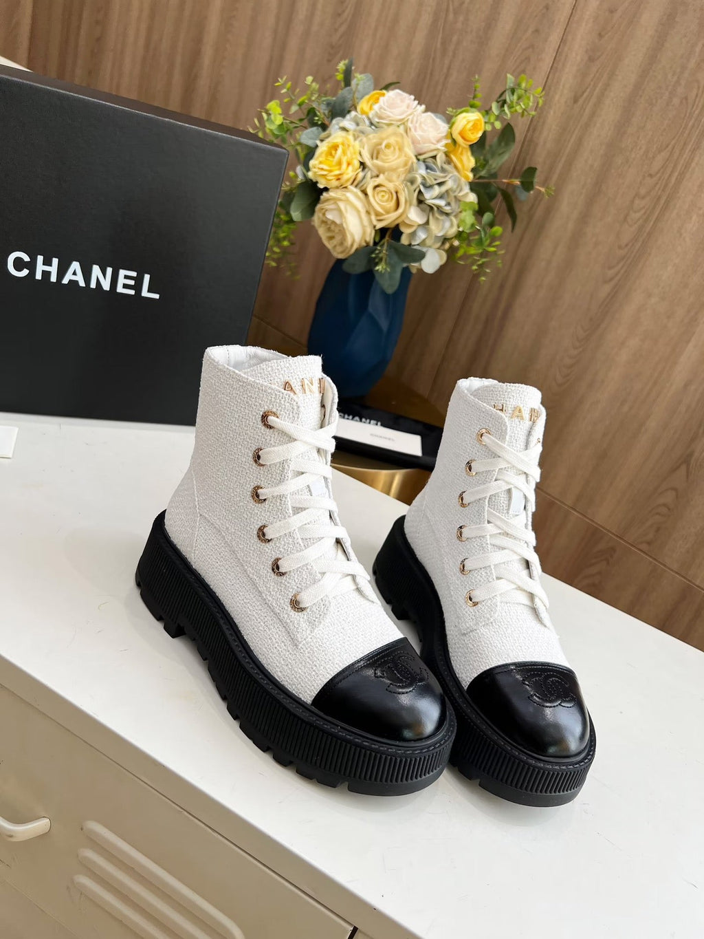 CHANEL SHORT BOOTS IN WHITE TWEED AND BLACK CALFSKIN