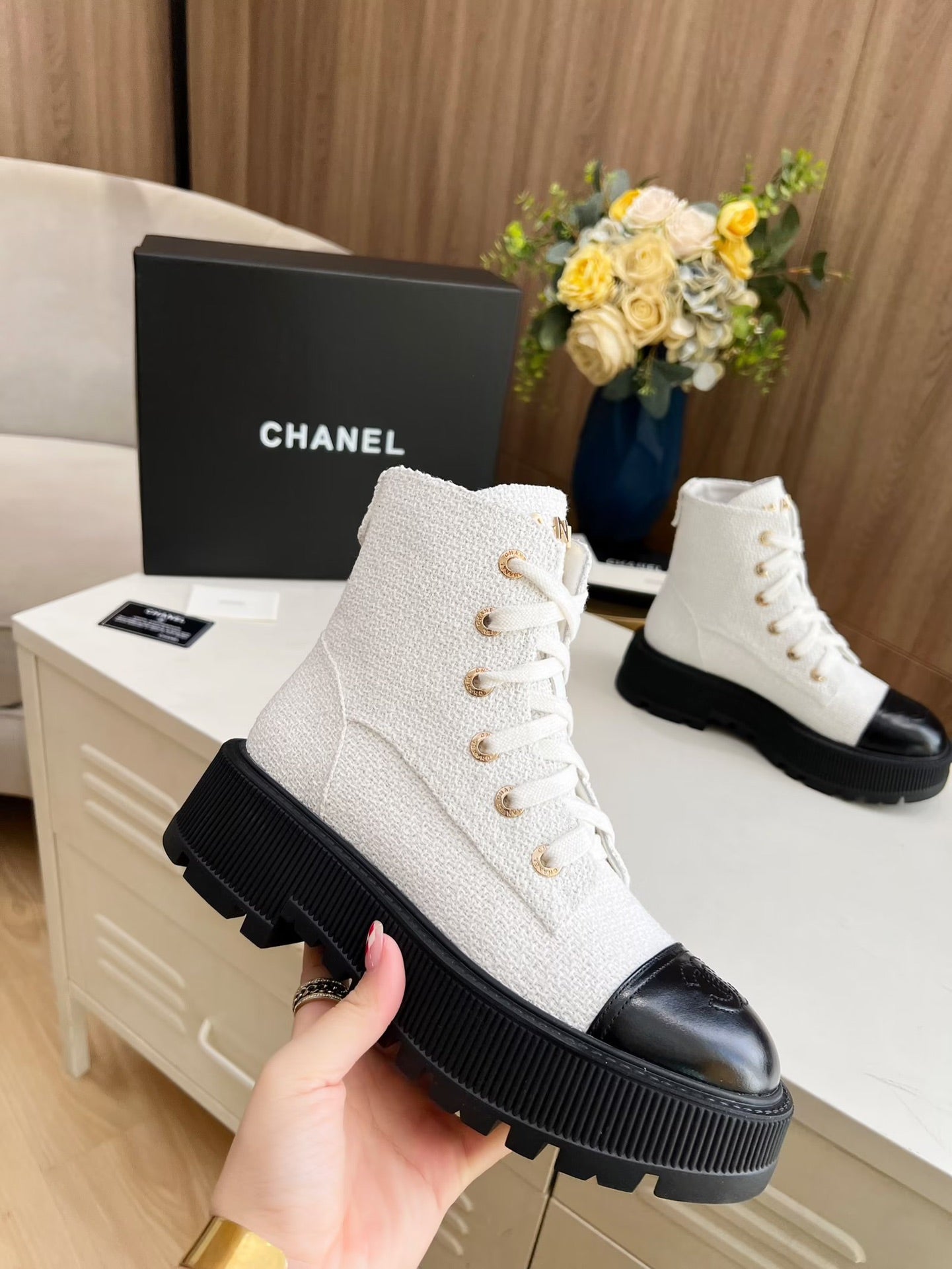 CHANEL SHORT BOOTS IN WHITE TWEED AND BLACK CALFSKIN