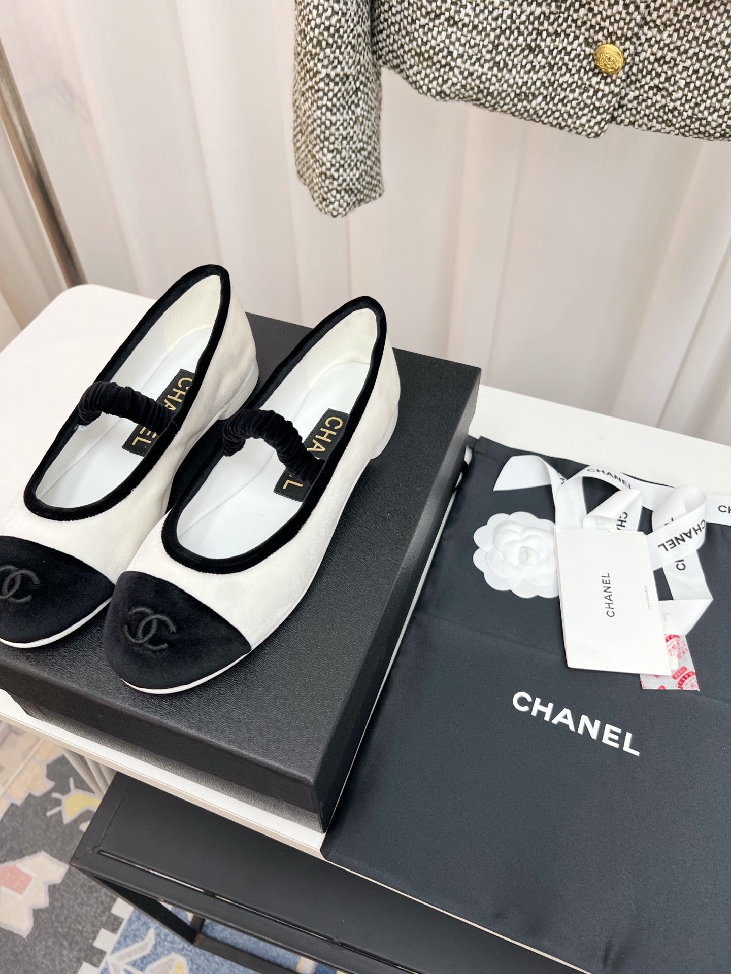 CHANEL MARY JANE FLAT IN WHITE AND BLACK VELVET