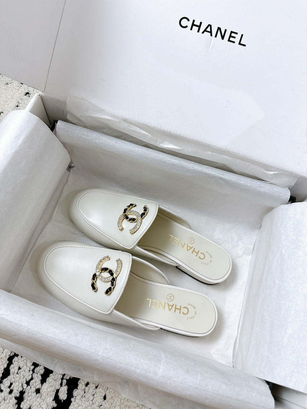 CHANEL FLAT MULE IN WHITE CALFSKIN HARDWARE WITH ROCK MIX CHAIN