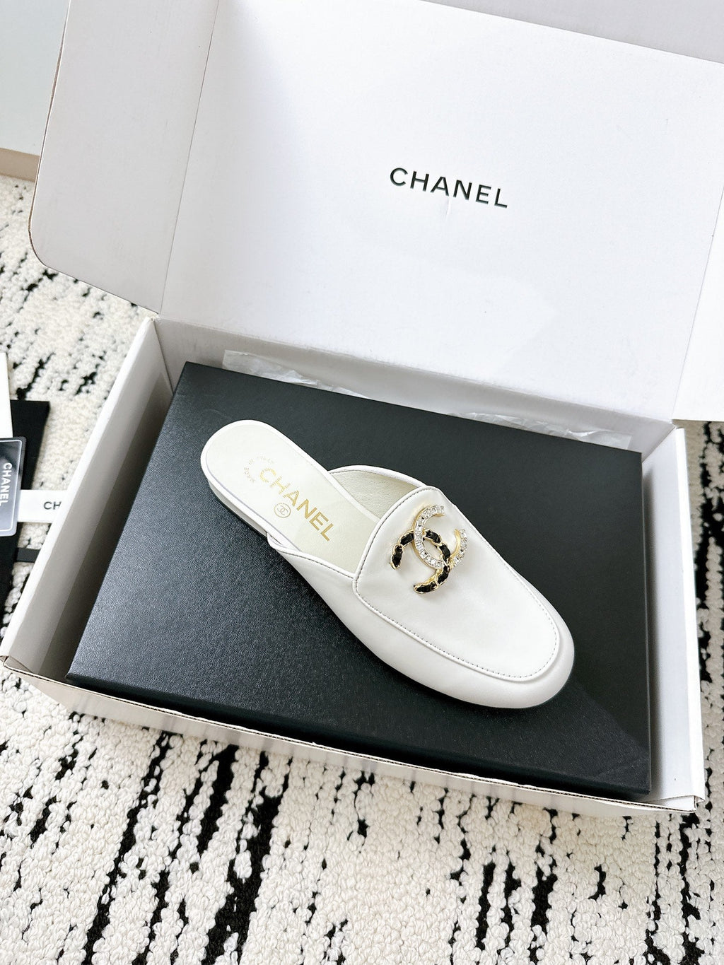 CHANEL FLAT MULE IN WHITE CALFSKIN HARDWARE WITH ROCK MIX CHAIN
