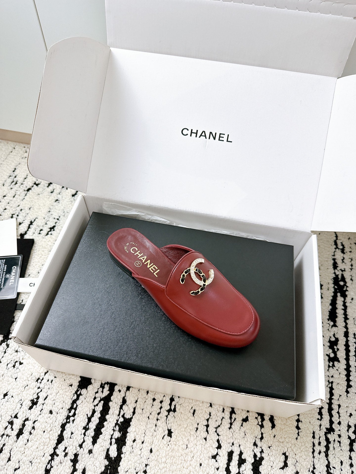 CHANEL FLAT MULE IN RUBY RED CALFSKIN HARDWARE WITH ROCK MIX CHAIN