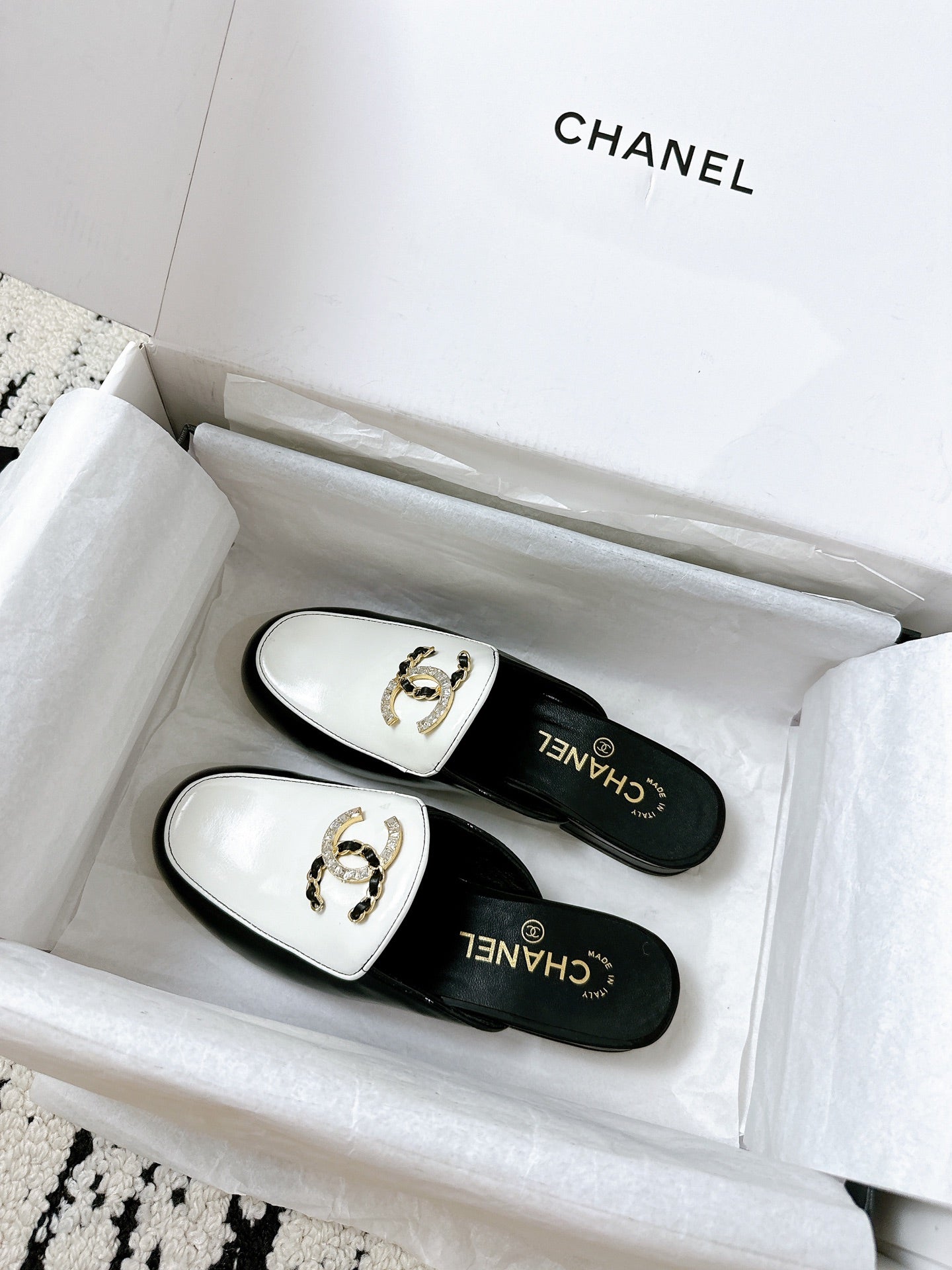 CHANEL FLAT MULE IN WHITE AND BLACK CALFSKIN HARDWARE WITH ROCK MIX CHAIN