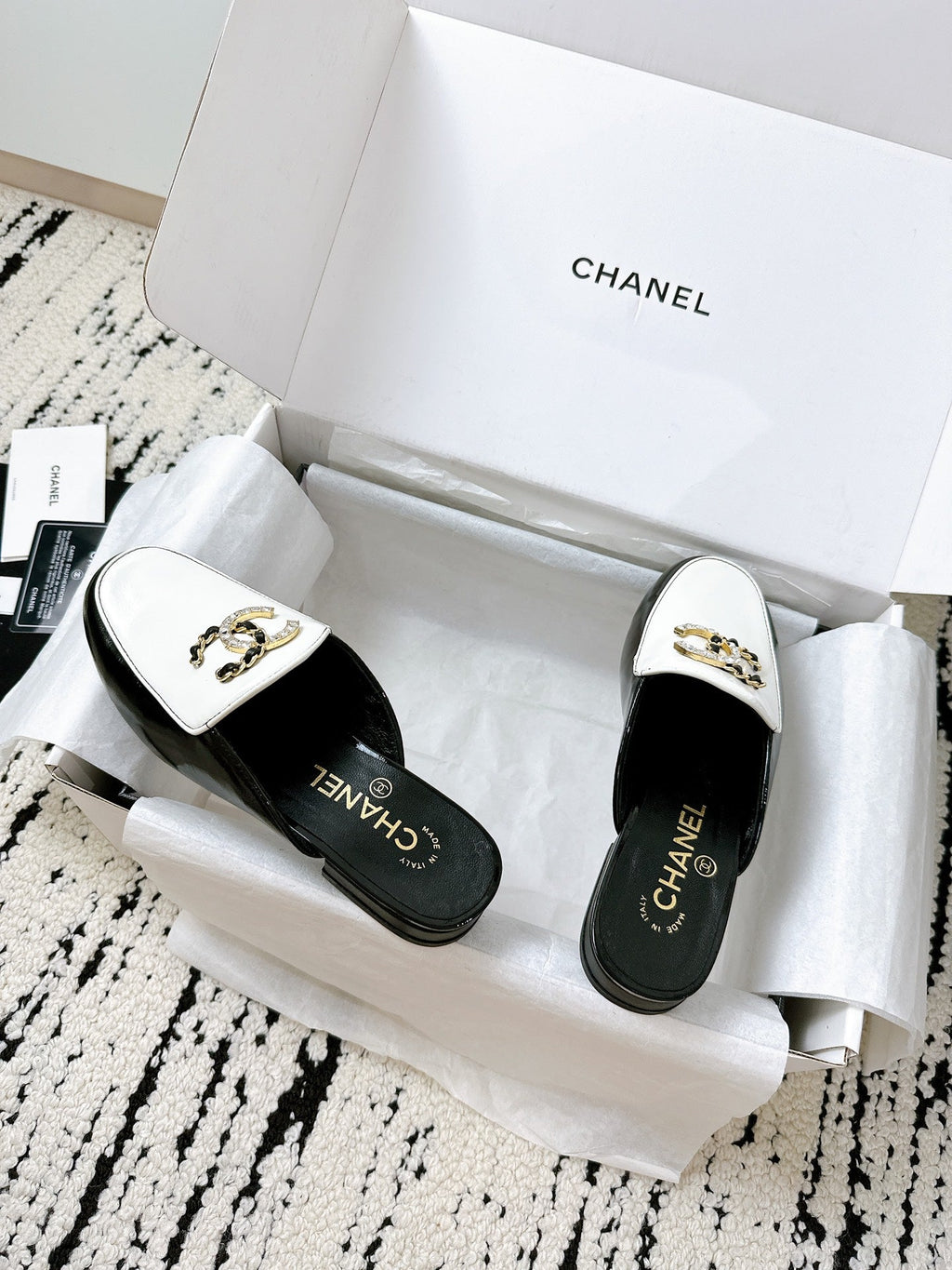 CHANEL FLAT MULE IN WHITE AND BLACK CALFSKIN HARDWARE WITH ROCK MIX CHAIN
