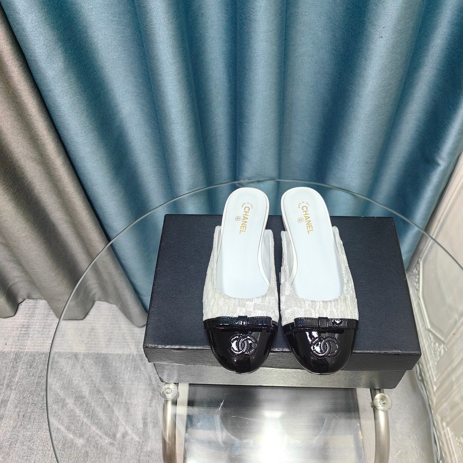 CHANEL MULE IN WHITE SATIN MIX BLACK LAMBSKIN