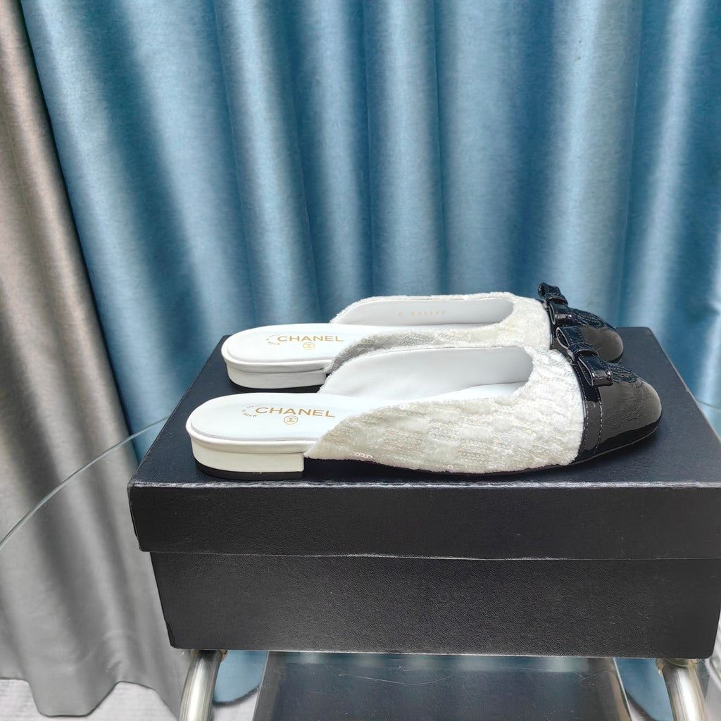 CHANEL MULE IN WHITE SATIN MIX BLACK LAMBSKIN