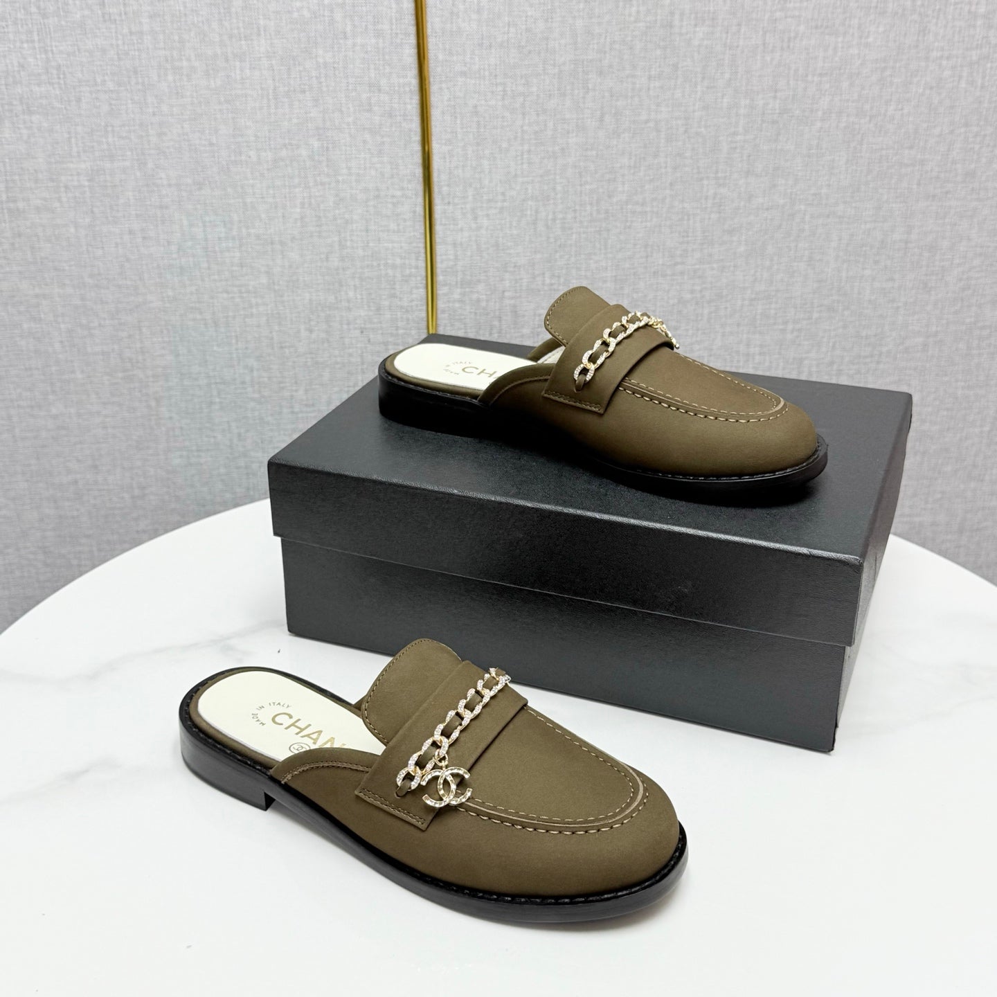 CHANEL FLAT MULE 25S IN OLIVE BROWN CALFSKIN STYLE 3