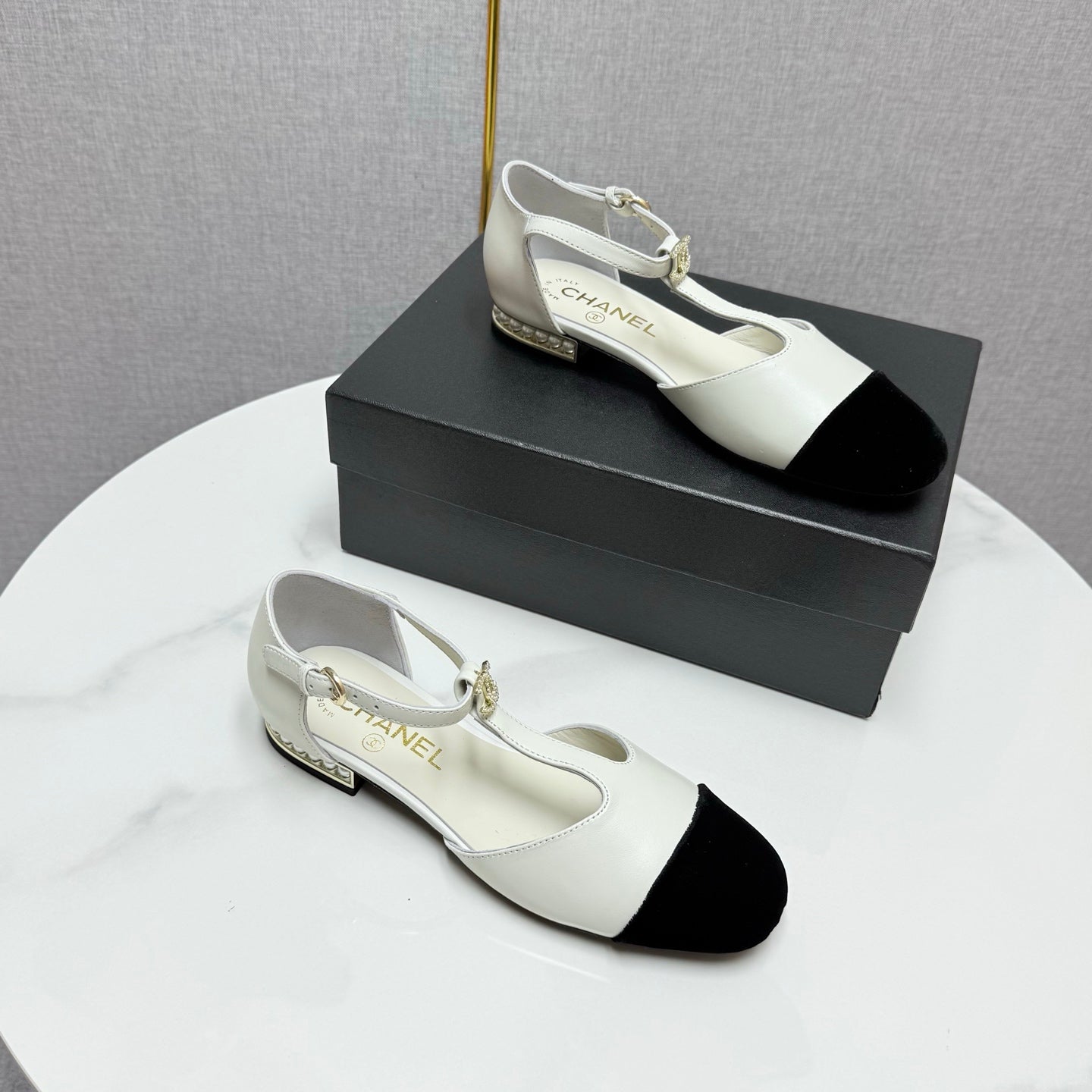 CHANEL MARY JANE 25S IN WHITE LAMBSKIN AND BLACK SUEDE WITH PEARL HEEL