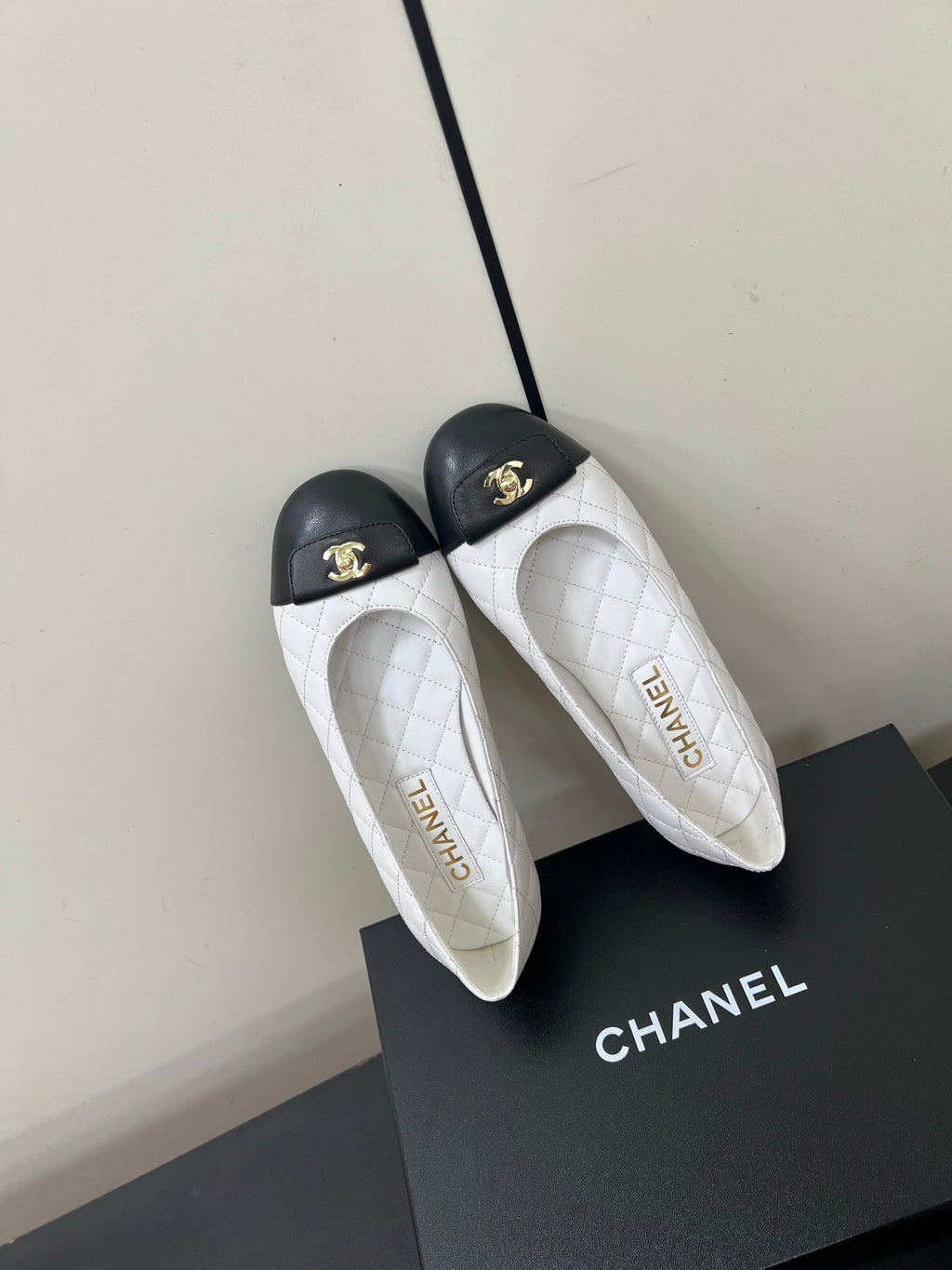 CHANEL BALLET FLAT 25SS IN WHITE MIX BLACK LAMBSKIN WITH GOLD HARDWARE