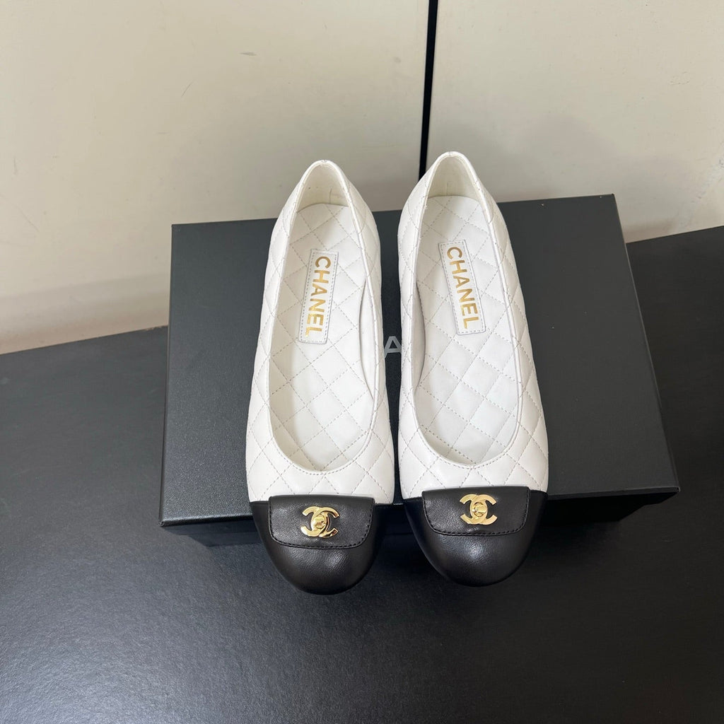 CHANEL BALLET FLAT 25SS IN WHITE MIX BLACK LAMBSKIN WITH GOLD HARDWARE