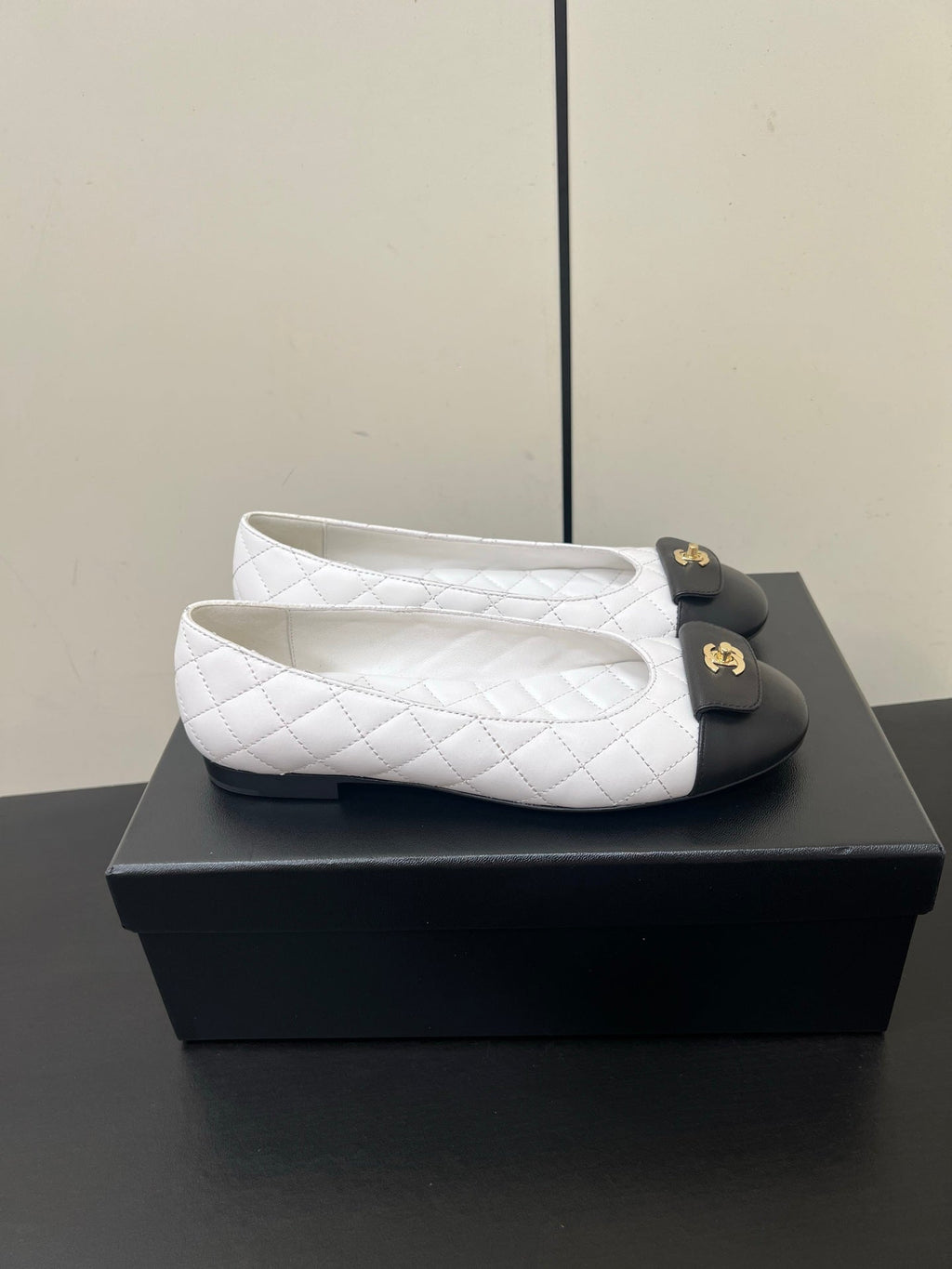 CHANEL BALLET FLAT 25SS IN WHITE MIX BLACK LAMBSKIN WITH GOLD HARDWARE