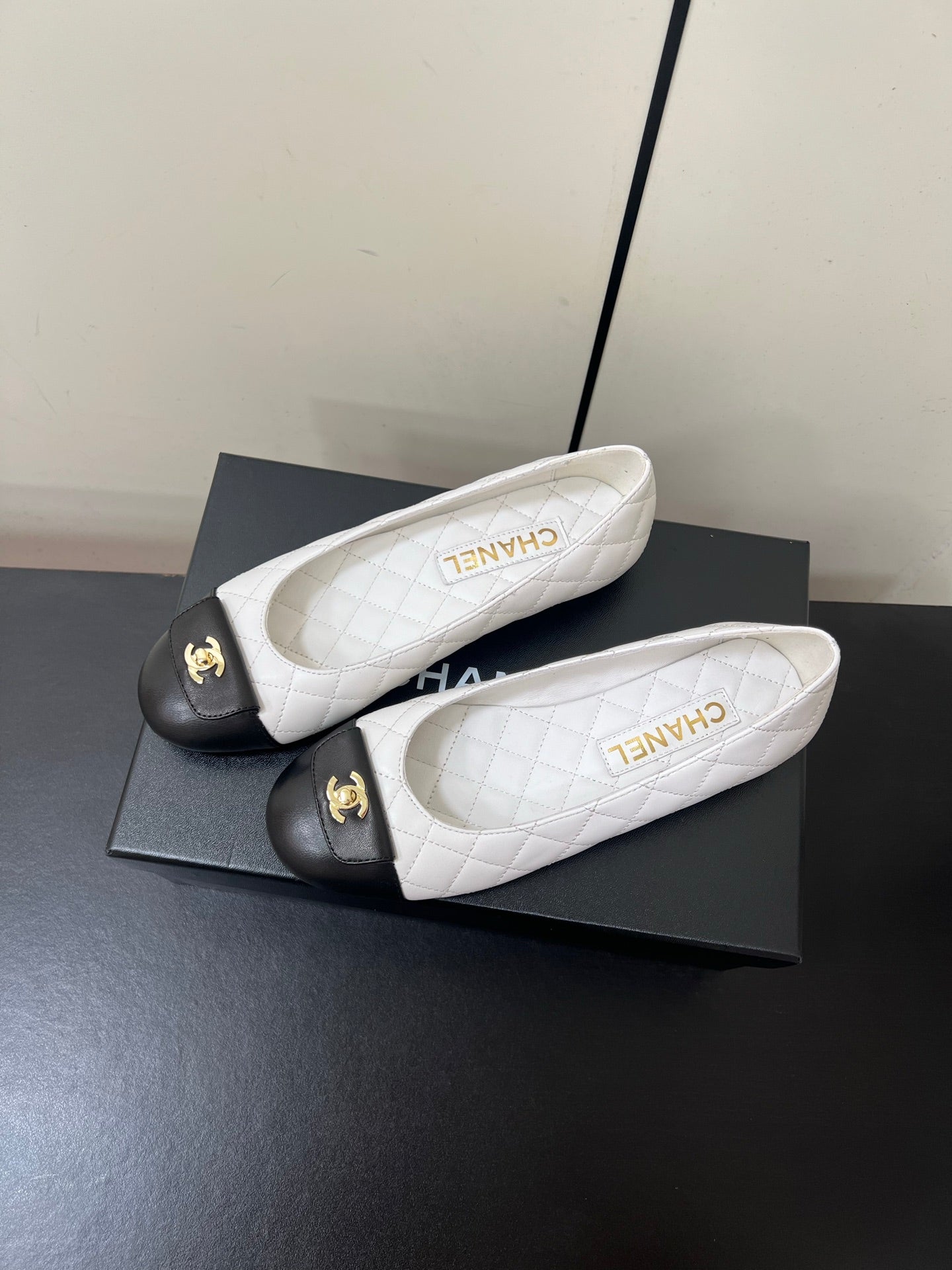 CHANEL BALLET FLAT 25SS IN WHITE MIX BLACK LAMBSKIN WITH GOLD HARDWARE