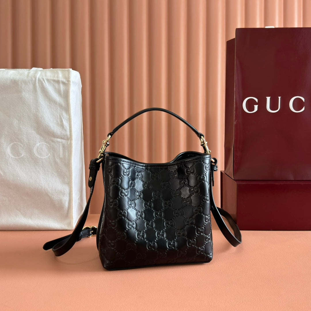 GUCCI 26S HAND BAG 19 IN BLACK CALFSKIN WITH MONOGRAM PATTERN