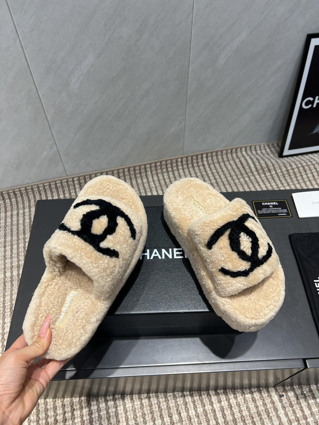 CHANEL 25S SLIPPERS THICK SOLED WITH EMBROIDERED LOGO IN BEIGE FUR