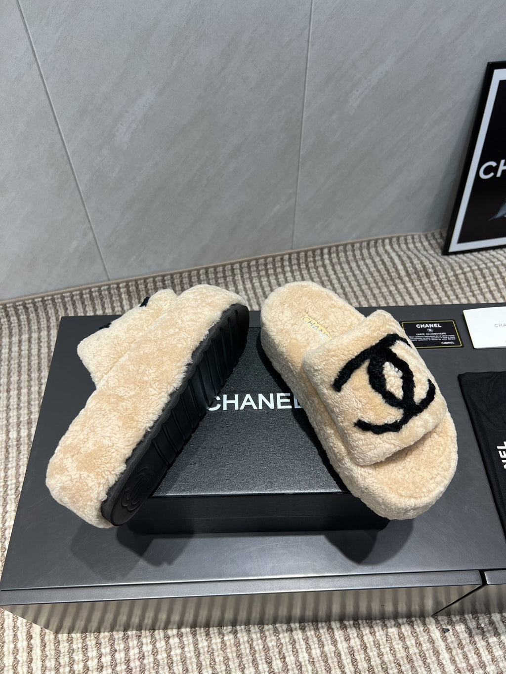 CHANEL 25S SLIPPERS THICK SOLED WITH EMBROIDERED LOGO IN BEIGE FUR