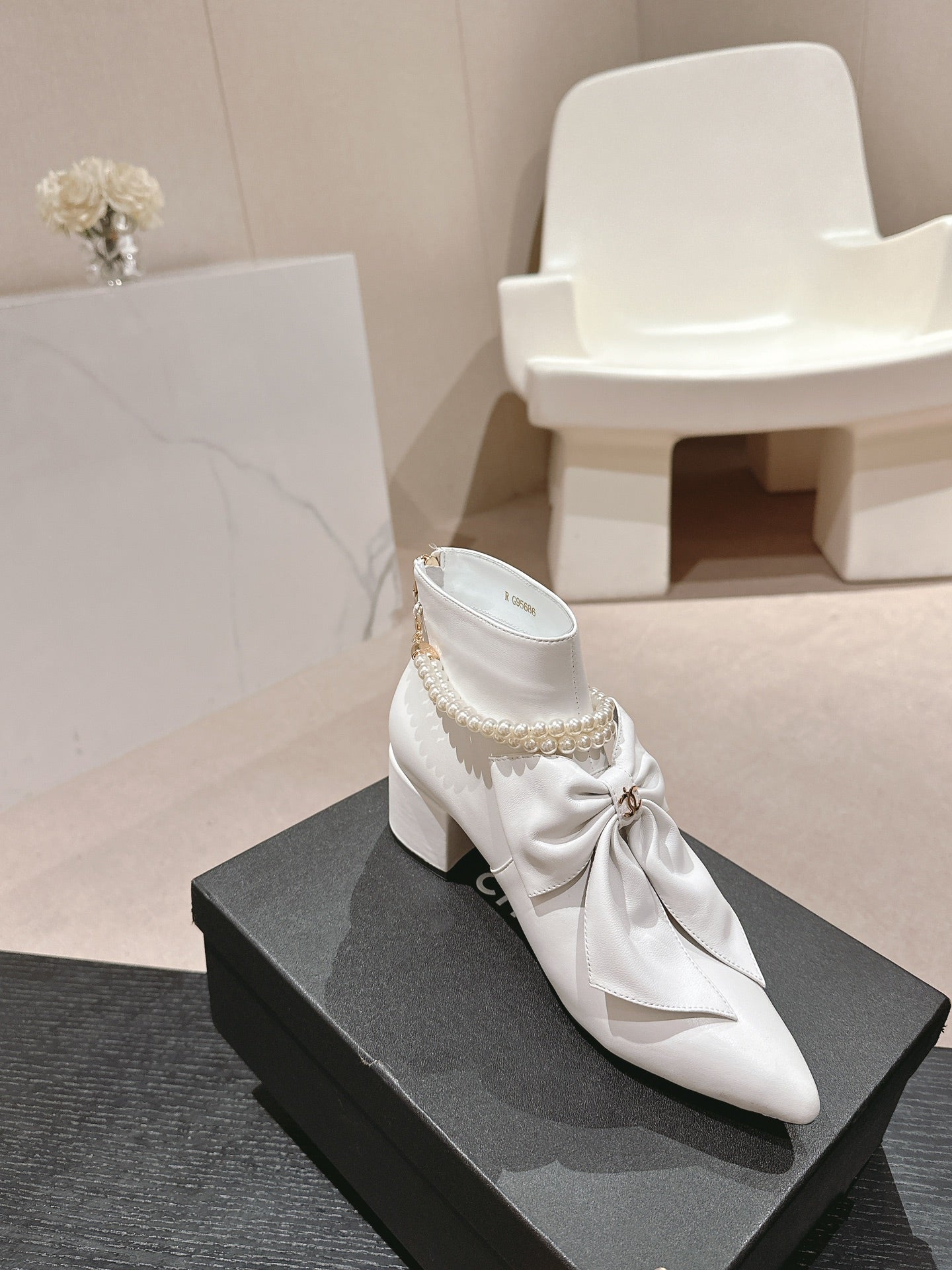 CHANEL SHORT BOOTS IN WHITE SHEEPSKIN WITH BOW