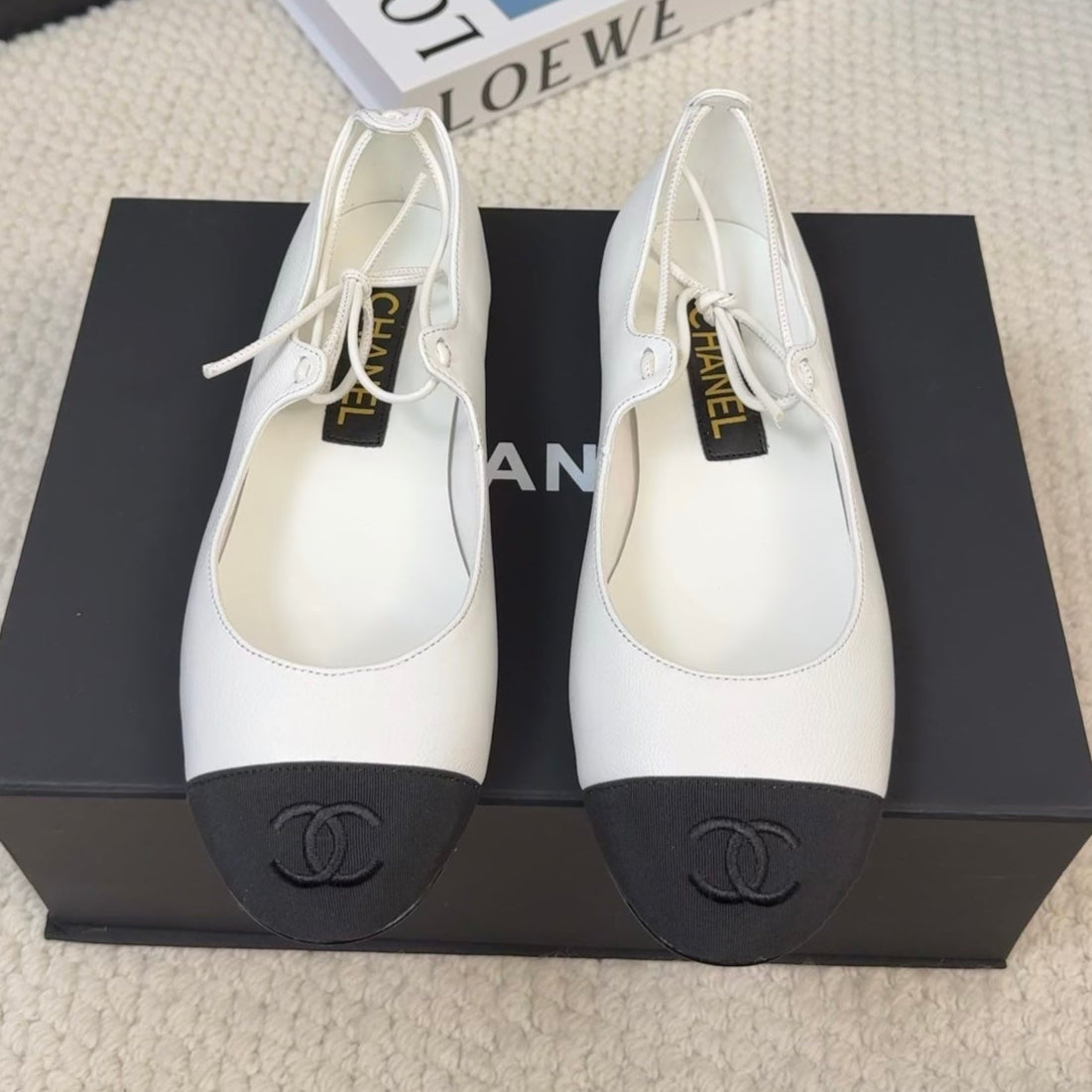 CHANEL FLAT MARY JANE PUMPS IN WHITE LAMBSKIN MIX BLACK FABRIC