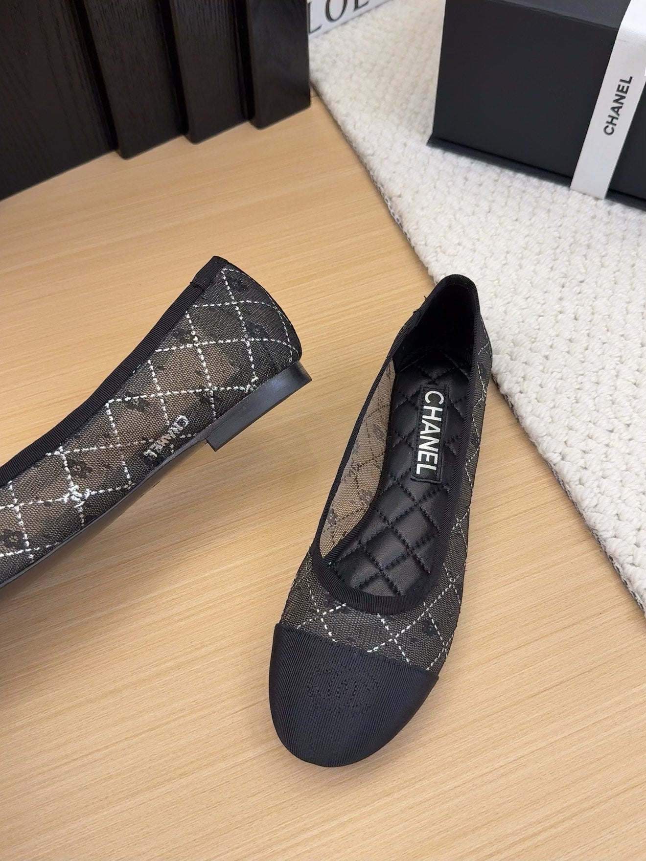 CHANEL BALLET FLAT IN BLACK FABRIC AND MESH