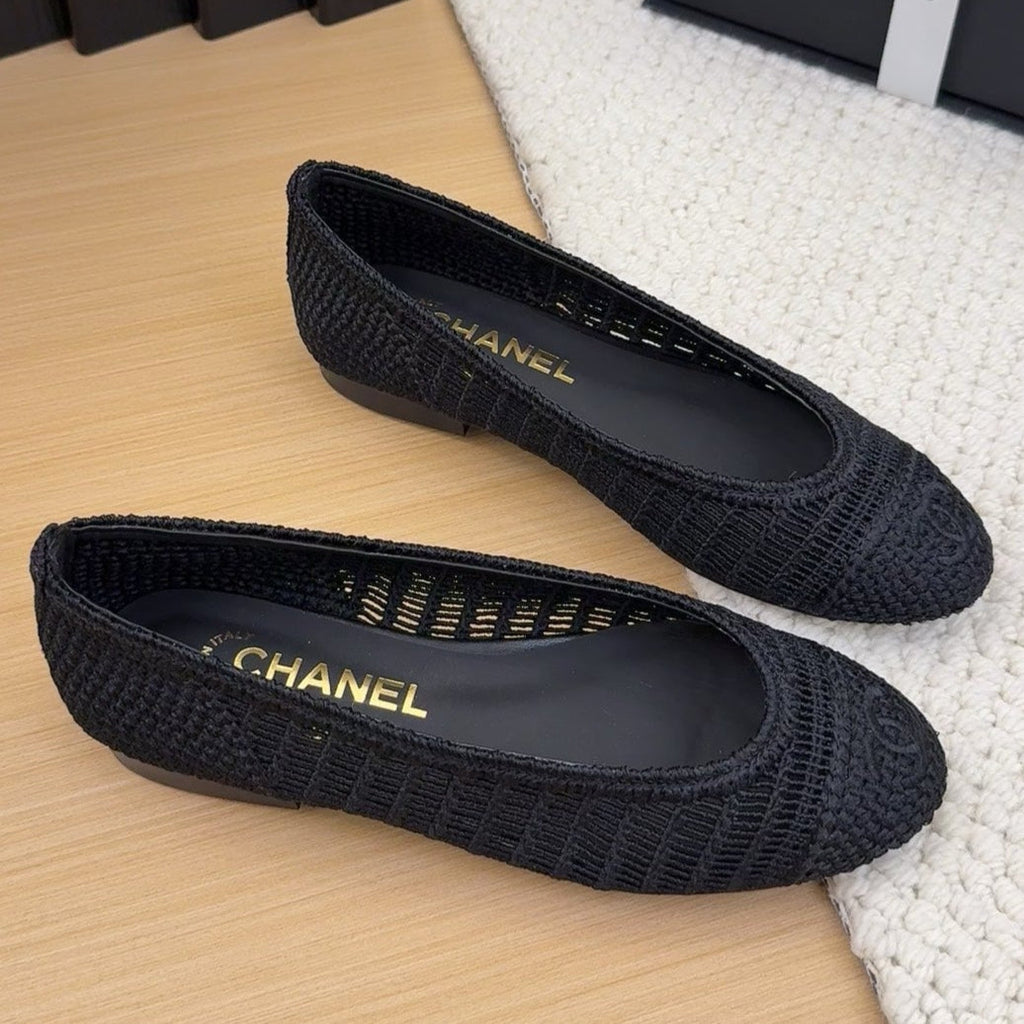 CHANEL BALLERINAS IN BLACK RAFFIA
