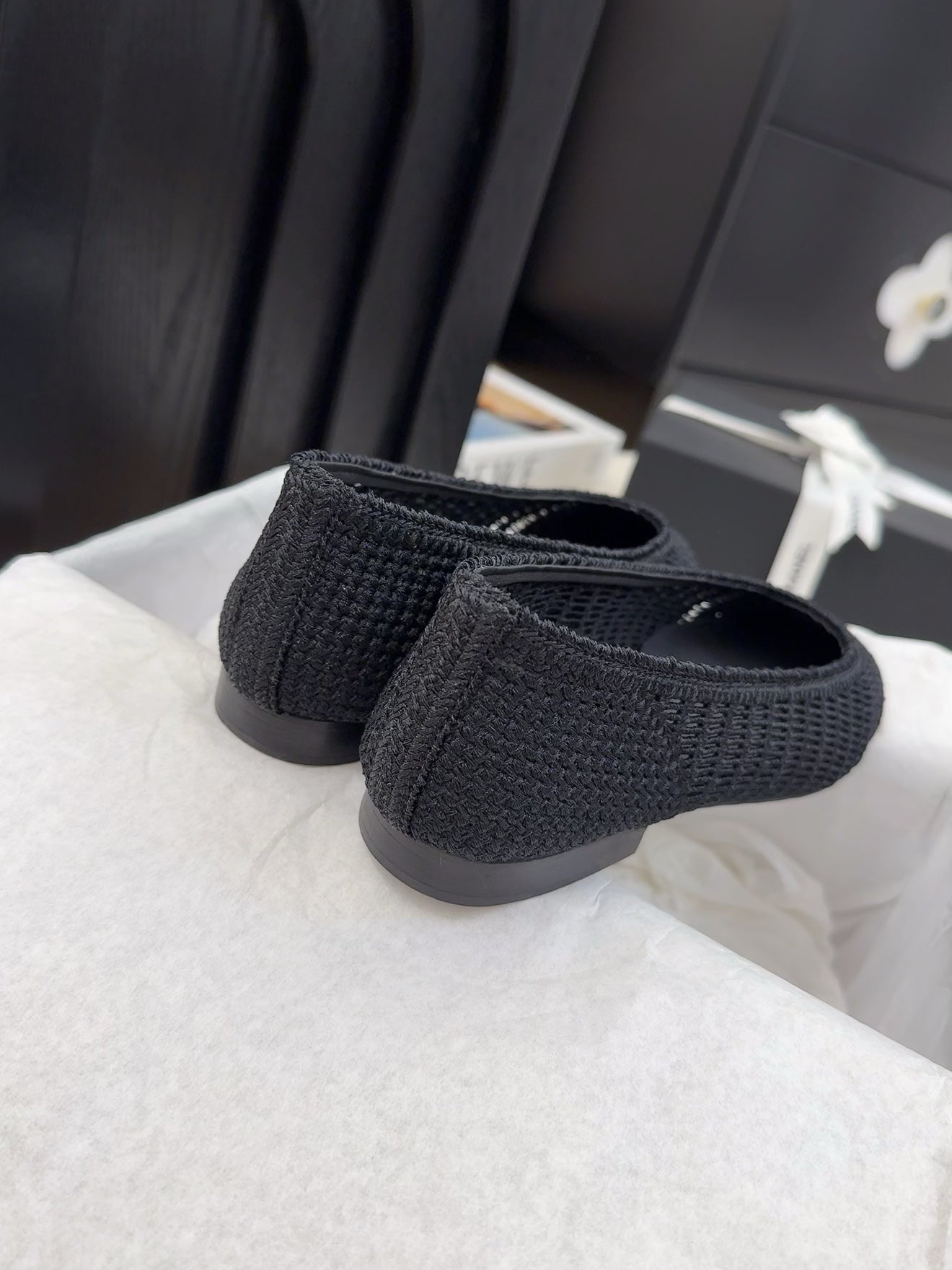 CHANEL BALLERINAS IN BLACK RAFFIA