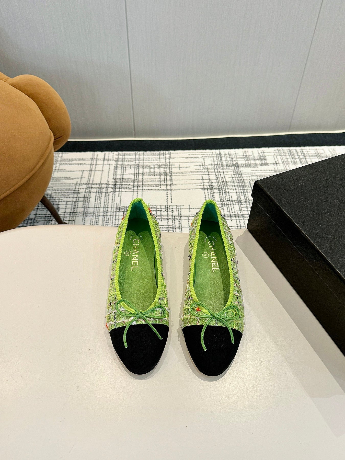 CHANEL BALLET FLATS IN EMERALD GREEN TWEED AND FABRIC