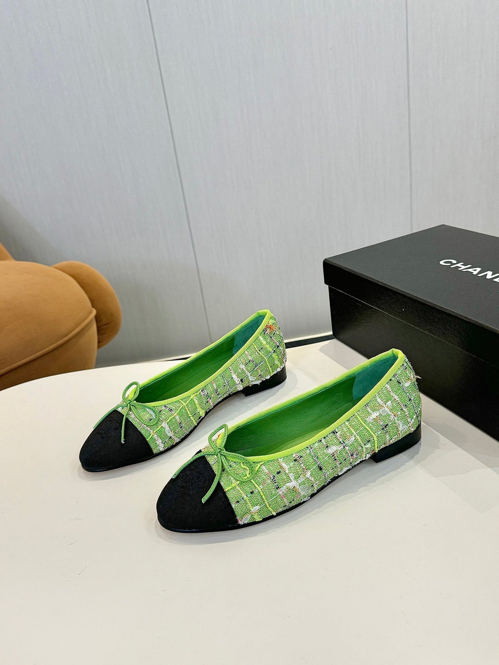 CHANEL BALLET FLATS IN EMERALD GREEN TWEED AND FABRIC