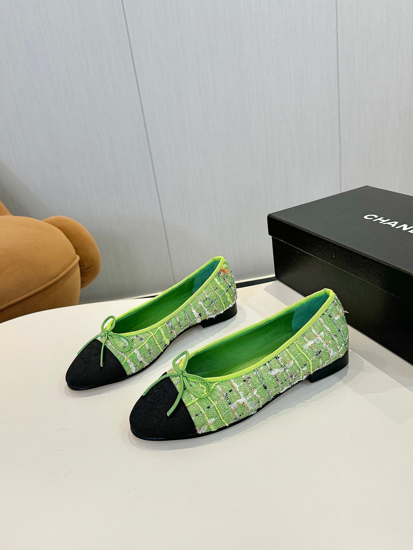 CHANEL BALLET FLATS IN EMERALD GREEN TWEED AND FABRIC
