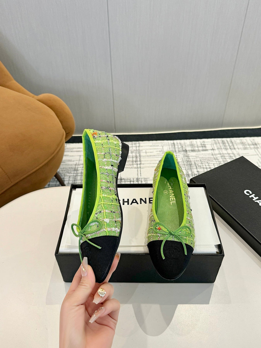 CHANEL BALLET FLATS IN EMERALD GREEN TWEED AND FABRIC