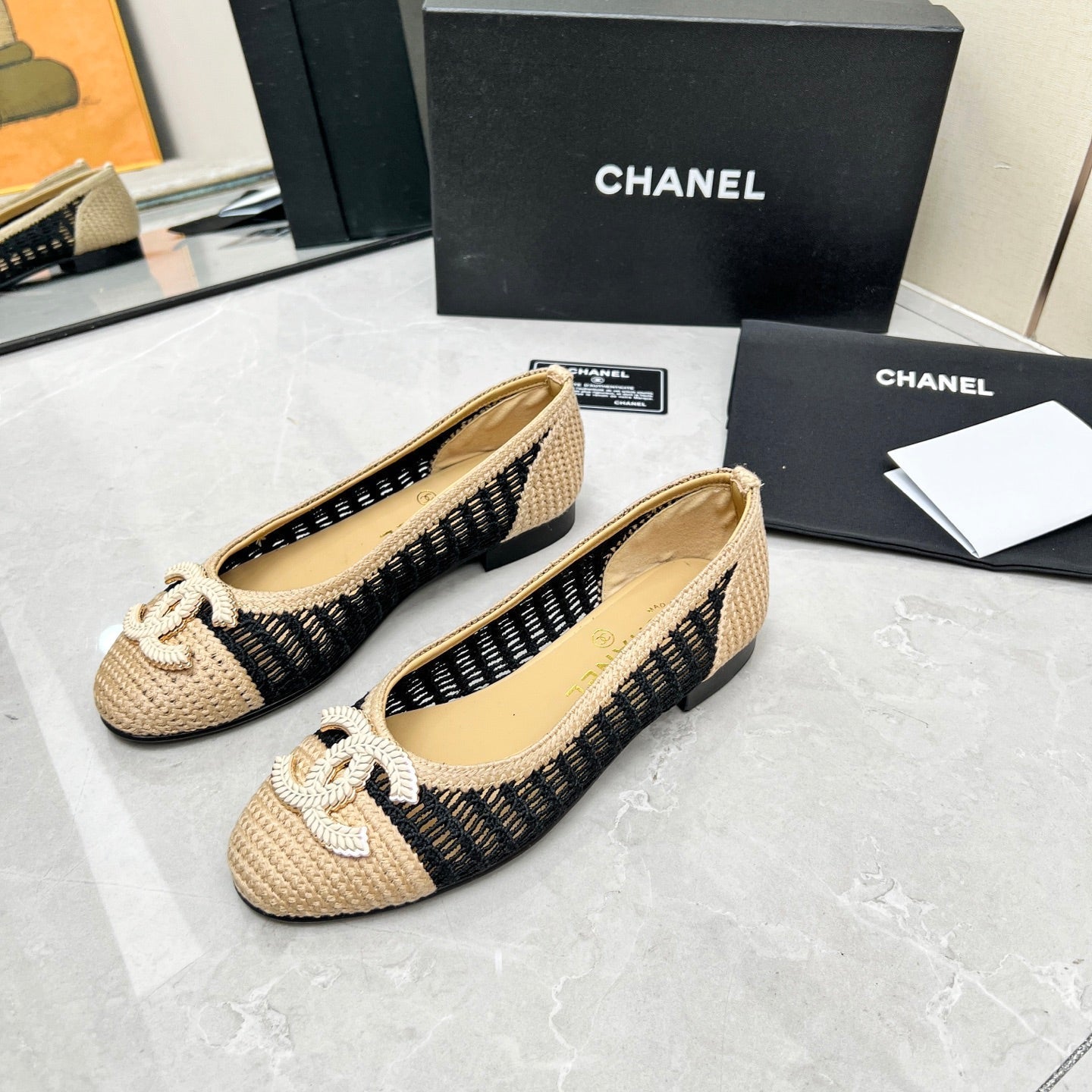 CHANEL BALLET FLAT 10 MM IN BLACK MIX BEIGE RAFFIA