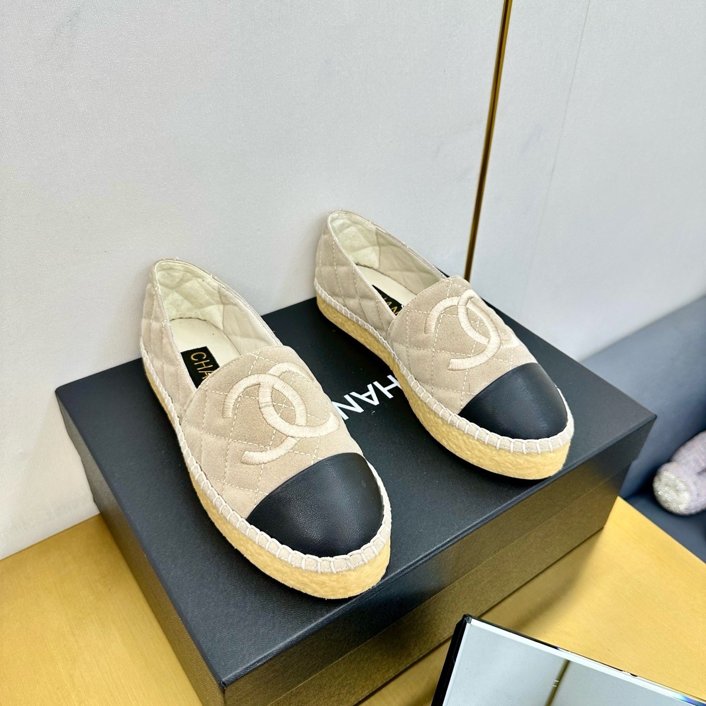 CHANEL ESPADRILLES PLATFORM 25S IN LIGHT BEIGE SUEDE MIX BLACK CALFSKIN