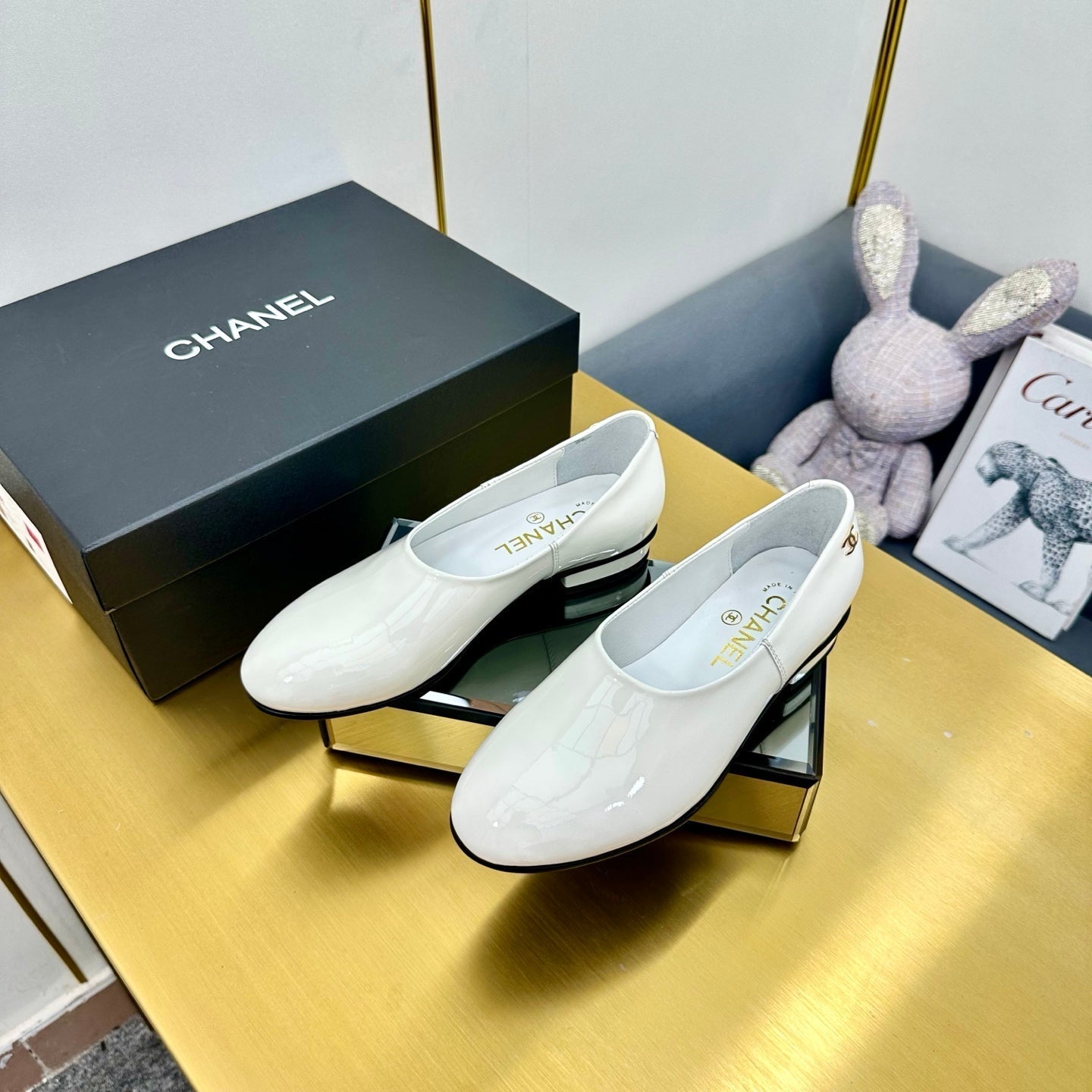 CHANEL SIMPLE FLATS 25S IN WHITE GLOSSY LEATHER