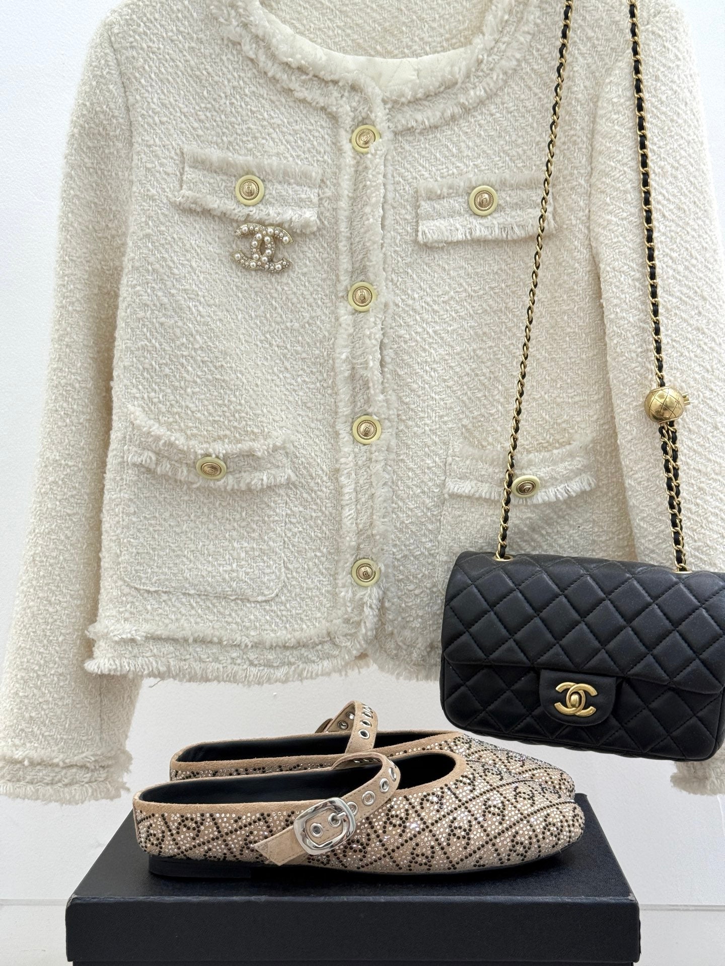 CHANEL FLAT MULES 25SS IN BEIGE EMBELLISHED WITH RHINESTONES