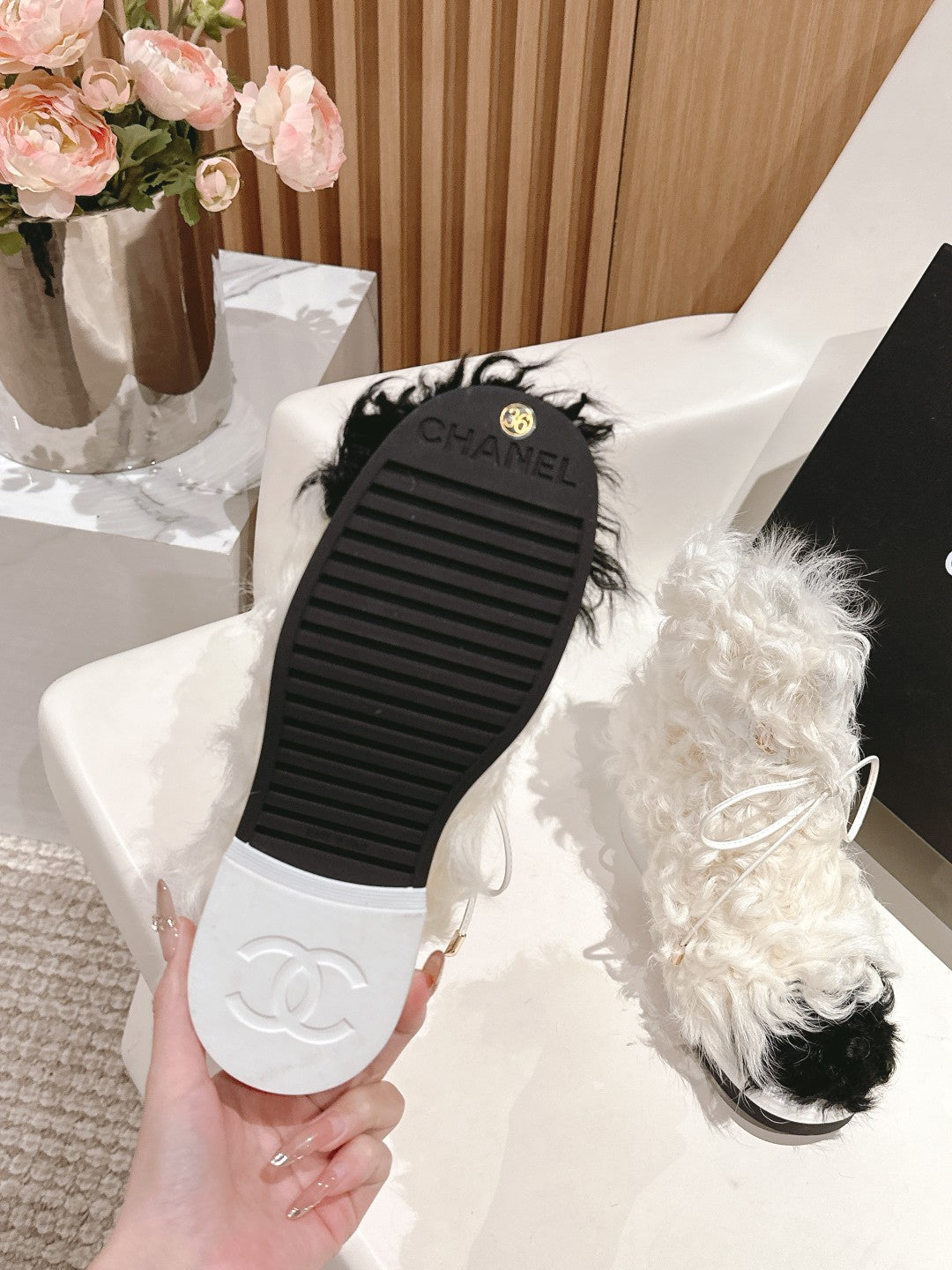 CHANEL SHORT BOOTS IN WHITE LAMB FUR AND LAMBSKIN 962186