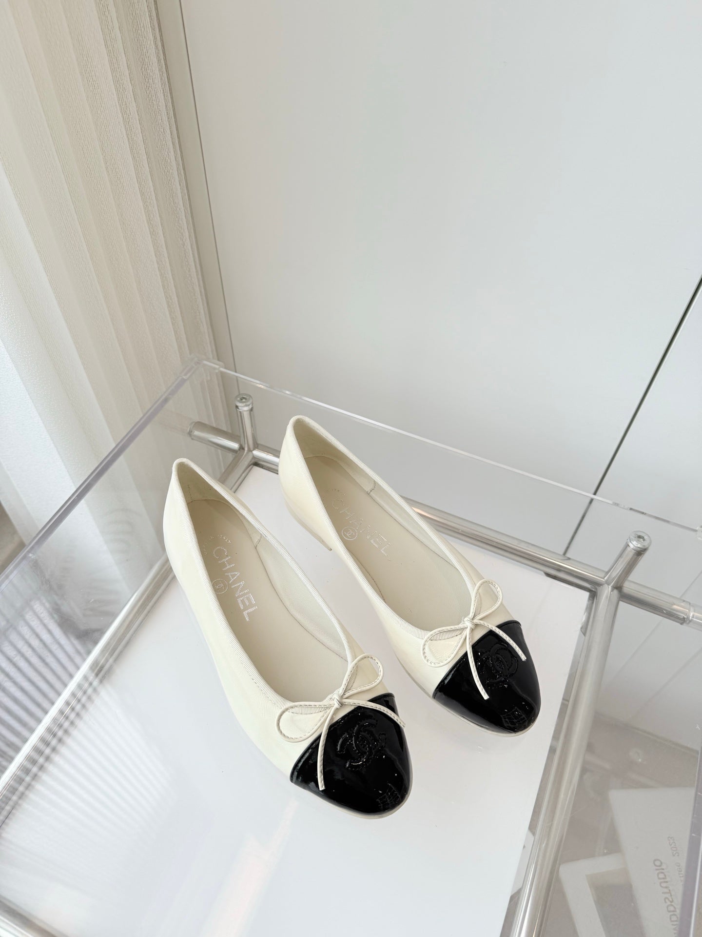 CHANEL BALLET FLAT IN WHITE MIX BLACK CALFSKIN