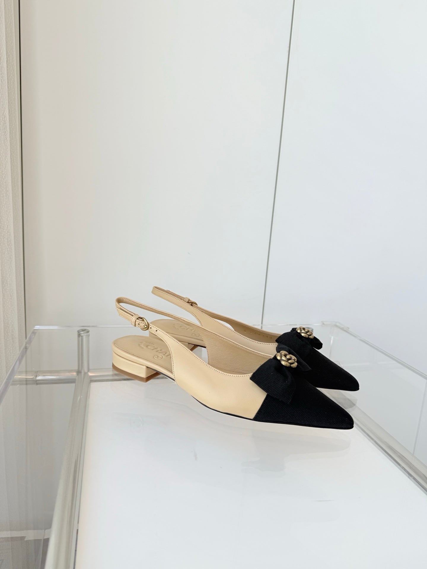 CHANEL SLINGBACKS 18 MM IN BEIGE CALFSKIN MIX BLACK CANVAS