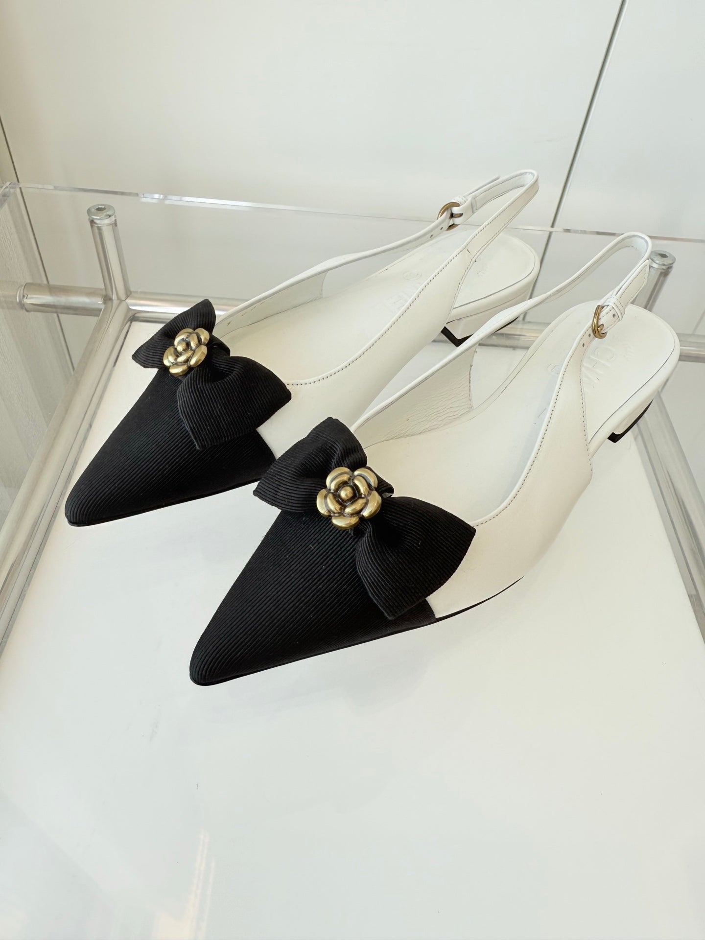 CHANEL SLINGBACKS 18 MM IN WHITE CALFSKIN MIX BLACK CANVAS
