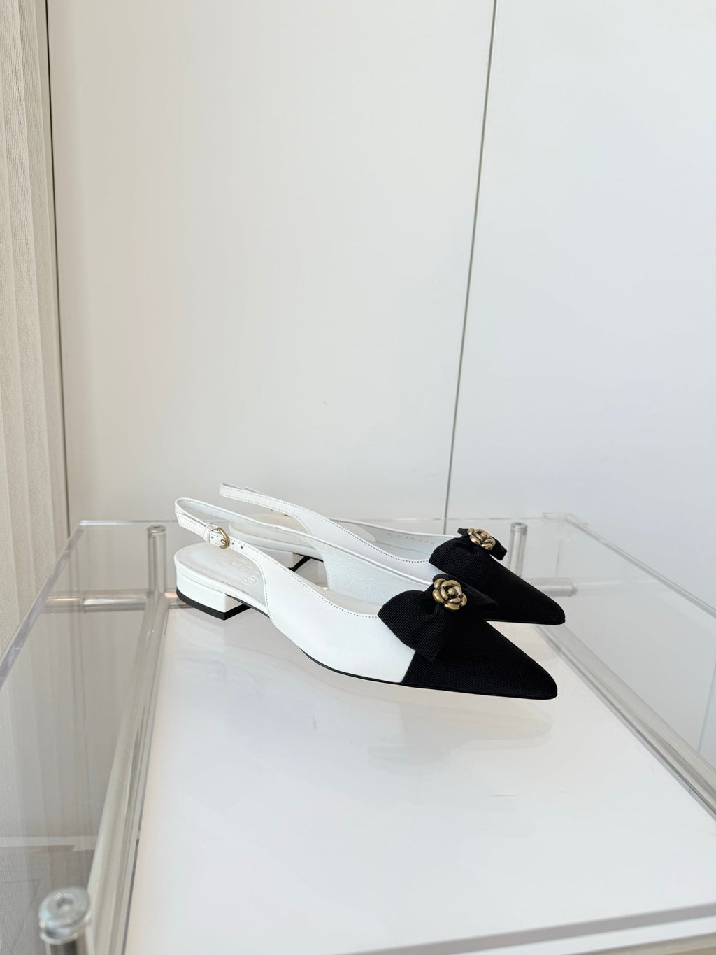CHANEL SLINGBACKS 18 MM IN WHITE CALFSKIN MIX BLACK CANVAS