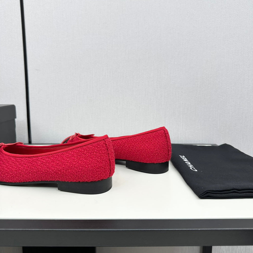CHANEL BALLET FLATS IN RUBY RED TWEED AND BLACK CALFSKIN