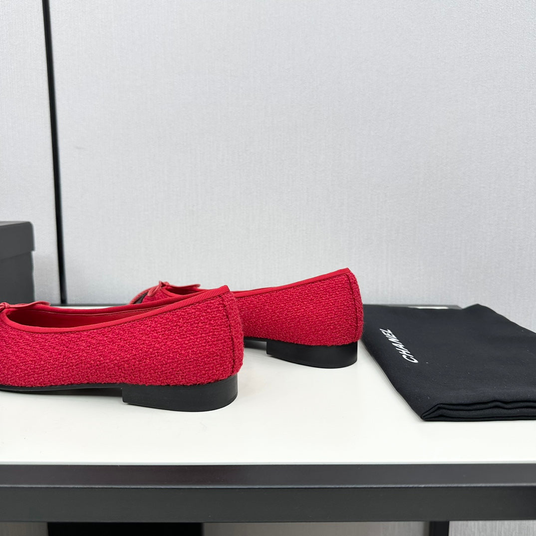 CHANEL BALLET FLATS IN RUBY RED TWEED AND BLACK CALFSKIN