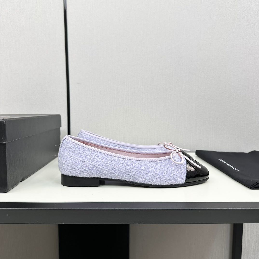 CHANEL BALLET FLATS IN POWDER BLUE TWEED AND BLACK CALFSKIN