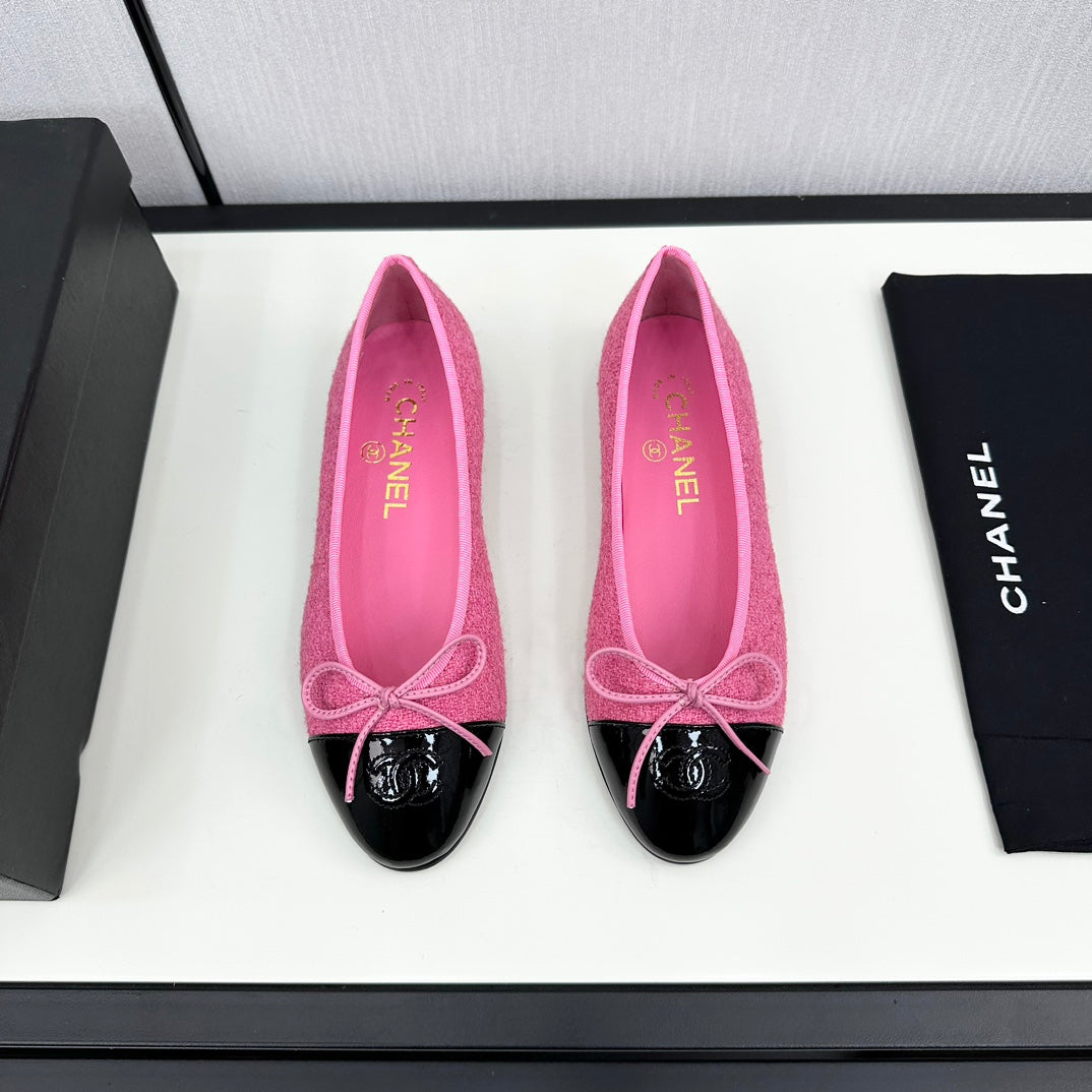 CHANEL BALLET FLATS IN BRIGHT PINK TWEED AND BLACK CALFSKIN