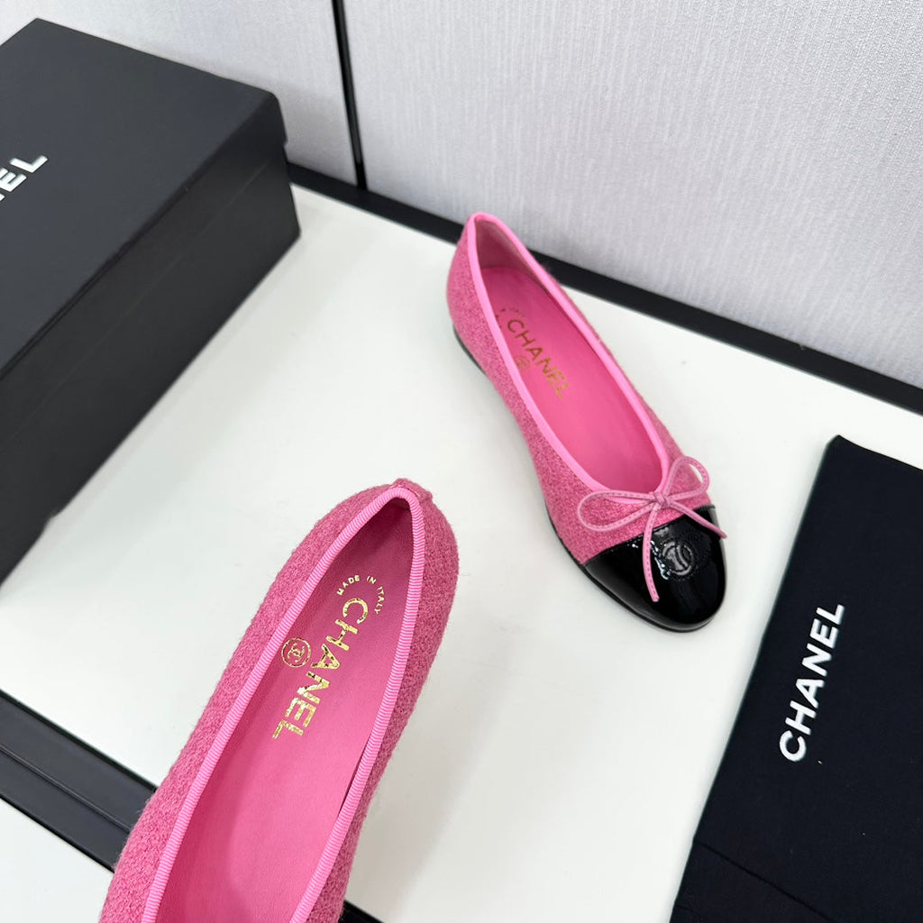 CHANEL BALLET FLATS IN BRIGHT PINK TWEED AND BLACK CALFSKIN